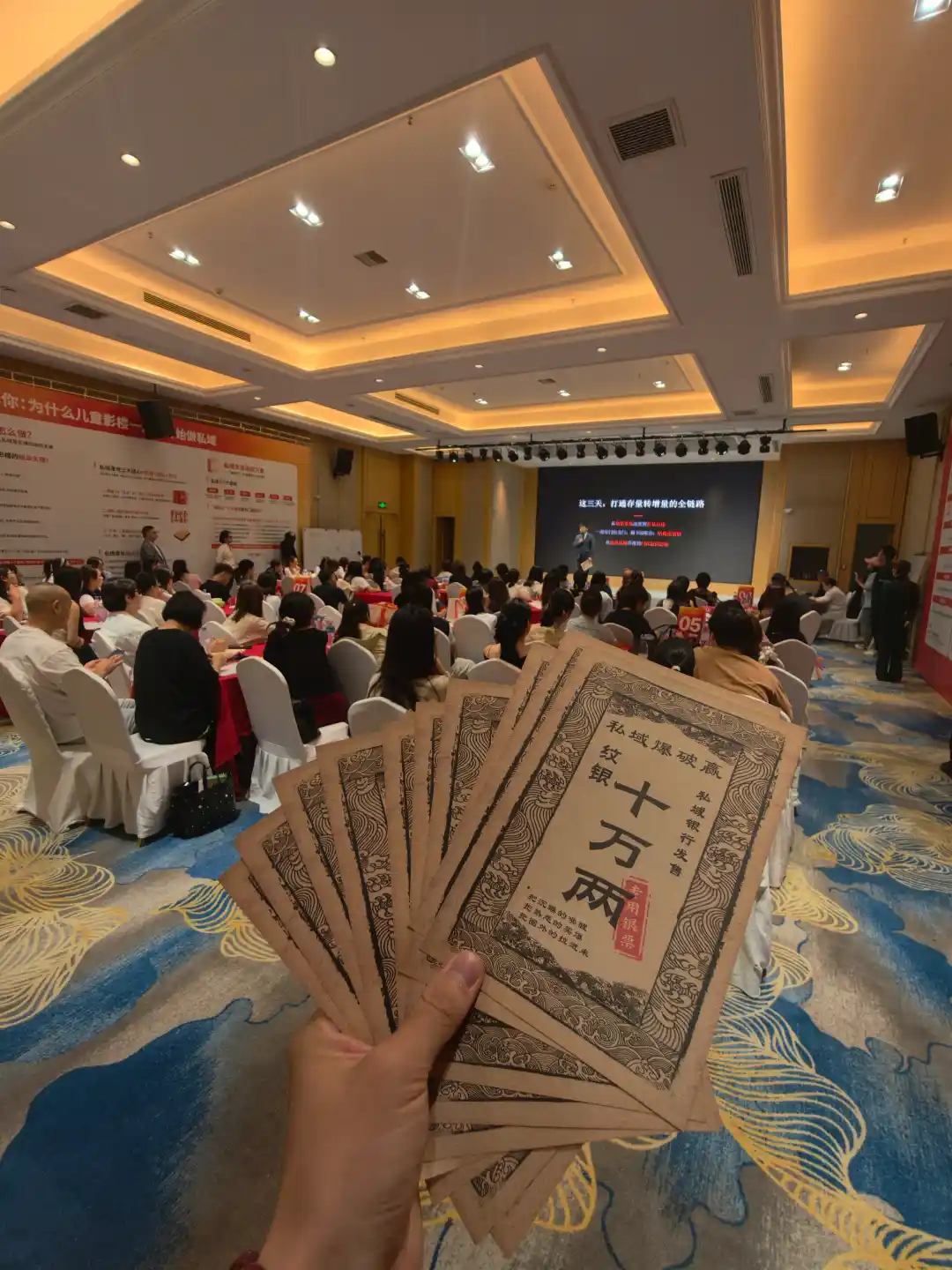 儿童影楼私域社群适合做老客爆破活动吗?