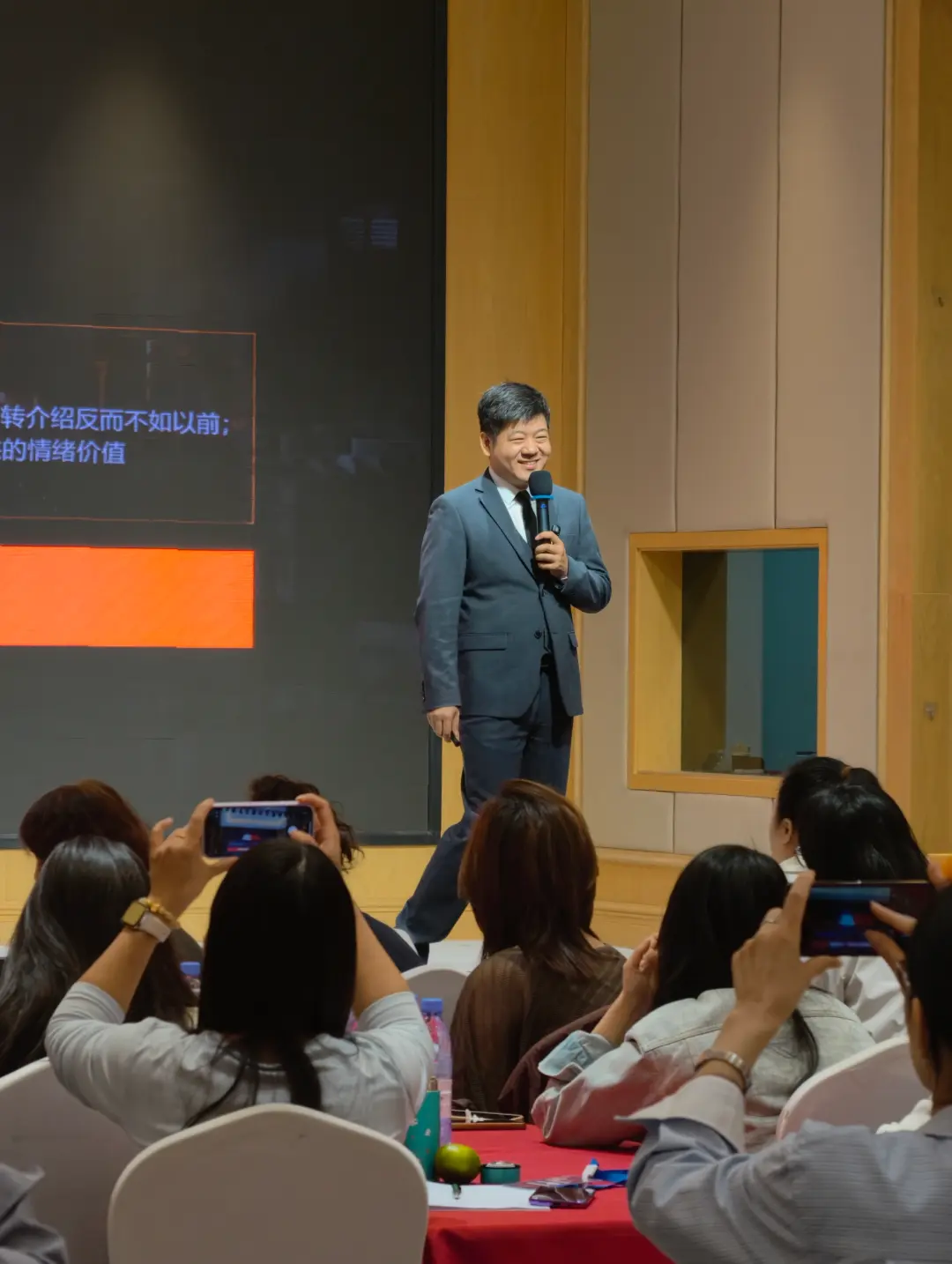 私域是不是就是加个微信,然后天天群发消息?