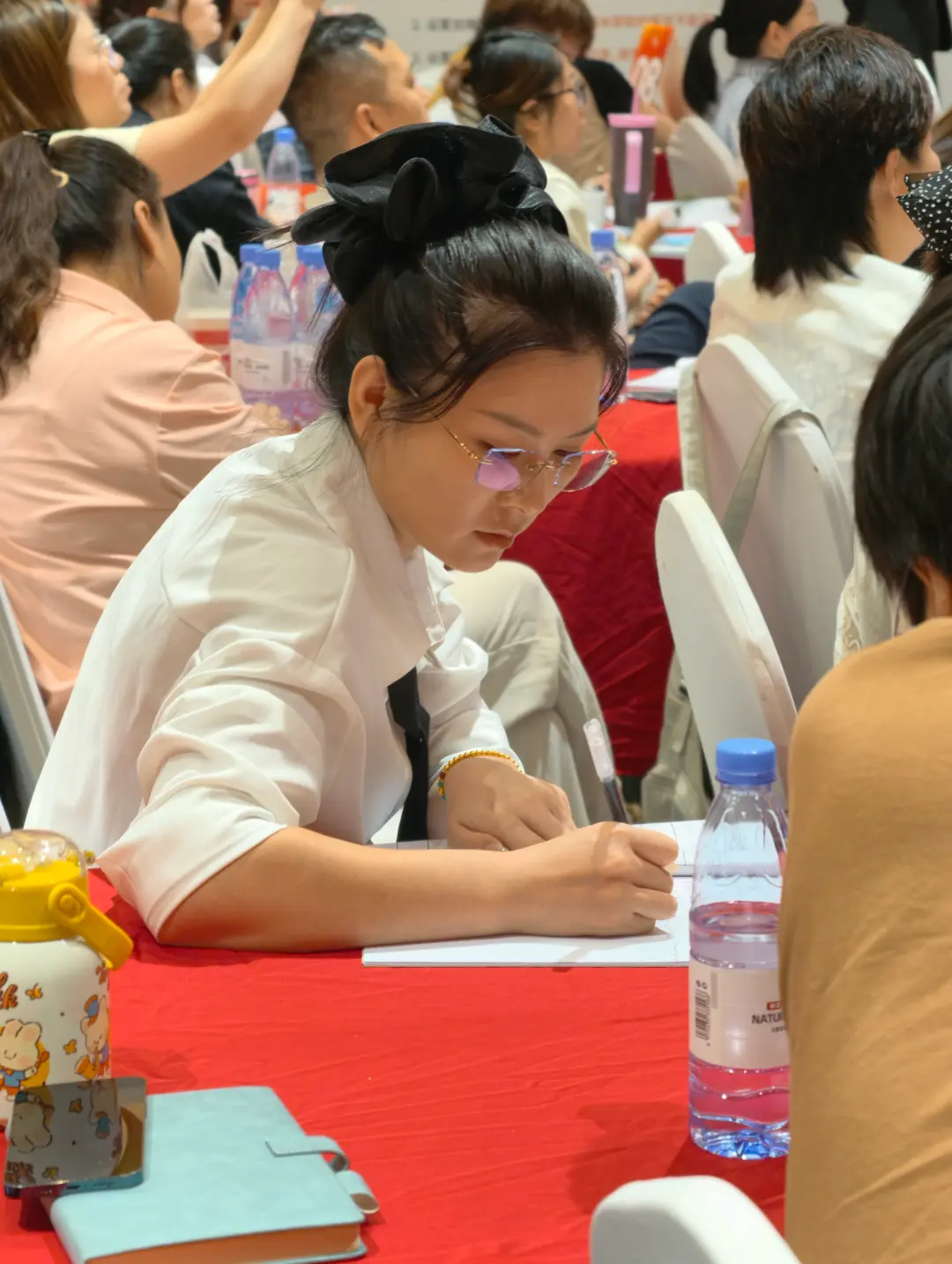 我微信里加了几千个拍过照的家长，除了发广告，还能干什么？