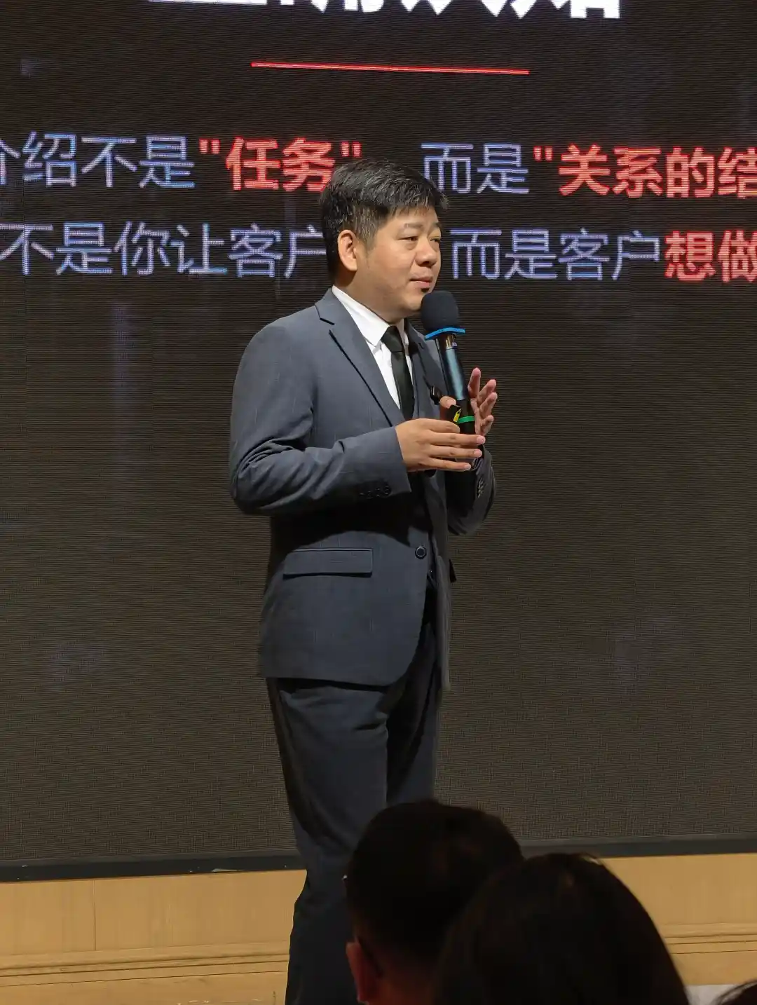 我微信里加了几千个拍过照的家长，除了发广告，还能干什么？