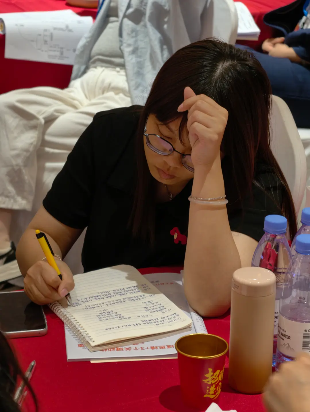 儿童摄影做微信私域到底有没有用?① 先给结论:有效但不是「高频复购工具」;② 私域真正解决的是「长决策周期里的慢信任」;③ 7 步轻量闭环(沉淀—分层—朋友圈—私聊—核销—复购—转介);④ 哪些情况做私域反而放大问题。