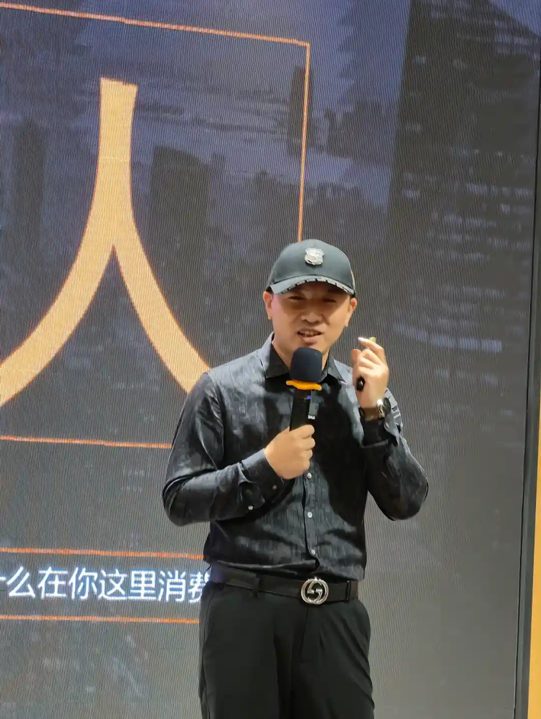 宝妈社群怎么运营才不招人烦?影楼社群的 3 条铁律:① 80/20 内容法则(80% 价值、20% 营销);② 用「育儿知识/拍摄干货」建信任再谈转化;③ 分层触达,拒绝无脑群发;④ 给一份「一周社群内容排期表」。