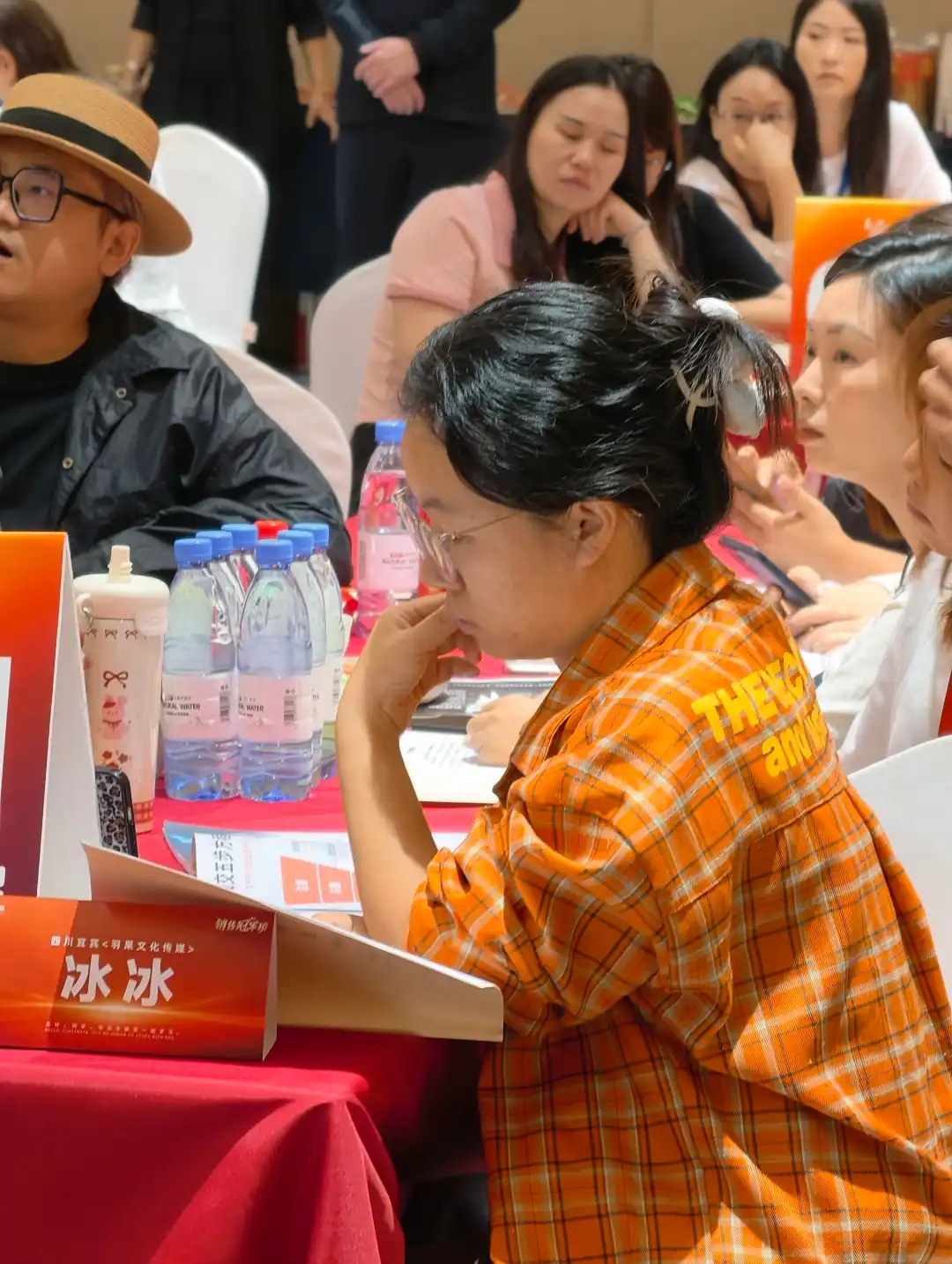 儿童影楼复购率怎么提?① 抓成长节点(百天/周岁/入园/毕业);② 用标签记住「孩子多大、上次何时拍」;③ 年度成长套系的定价与权益设计;④ 唤醒节点提醒的时机与话术。