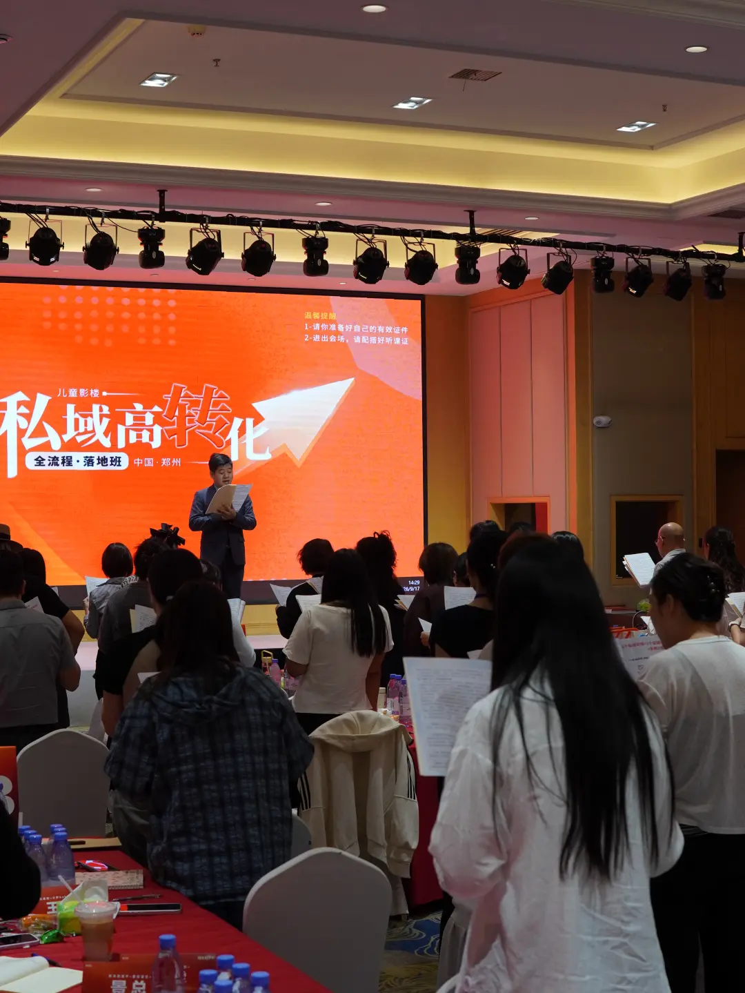 影楼客户资料怎么管?一套 V0-V6 分层标签法:① 五个必填字段(消费级别+姓名+来源+出生年月+最后消费时间);② V0-V6 分层标准;③ 千人千面的触达策略;④ 员工离职客户如何留住(资料归属)。