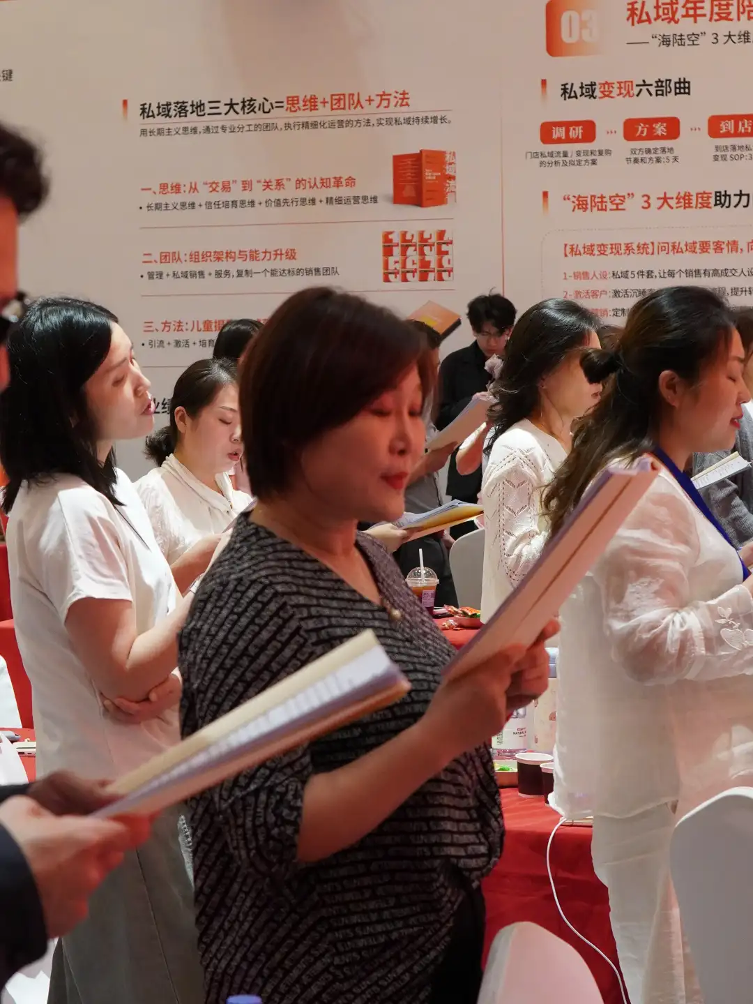 影楼微信朋友圈该发什么?721 配比让宝妈不屏蔽你:① 70% 人设/20% 专业/10% 广告的配比;② 每天 5-8 条、卡在宝妈空闲时段(早 7-9、午 11:30-13、下午接娃、晚 8-9:30);③ 用「拍摄花絮+育儿心得」替代硬广;④ 附一周朋友圈内容示例。