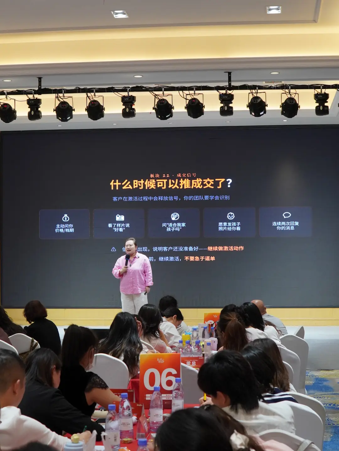 影楼微信朋友圈该发什么?721 配比让宝妈不屏蔽你:① 70% 人设/20% 专业/10% 广告的配比;② 每天 5-8 条、卡在宝妈空闲时段(早 7-9、午 11:30-13、下午接娃、晚 8-9:30);③ 用「拍摄花絮+育儿心得」替代硬广;④ 附一周朋友圈内容示例。