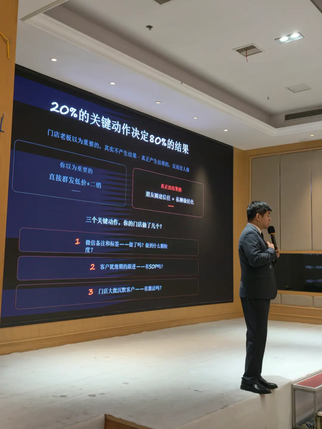 影楼微信朋友圈该发什么?721 配比让宝妈不屏蔽你:① 70% 人设/20% 专业/10% 广告的配比;② 每天 5-8 条、卡在宝妈空闲时段(早 7-9、午 11:30-13、下午接娃、晚 8-9:30);③ 用「拍摄花絮+育儿心得」替代硬广;④ 附一周朋友圈内容示例。