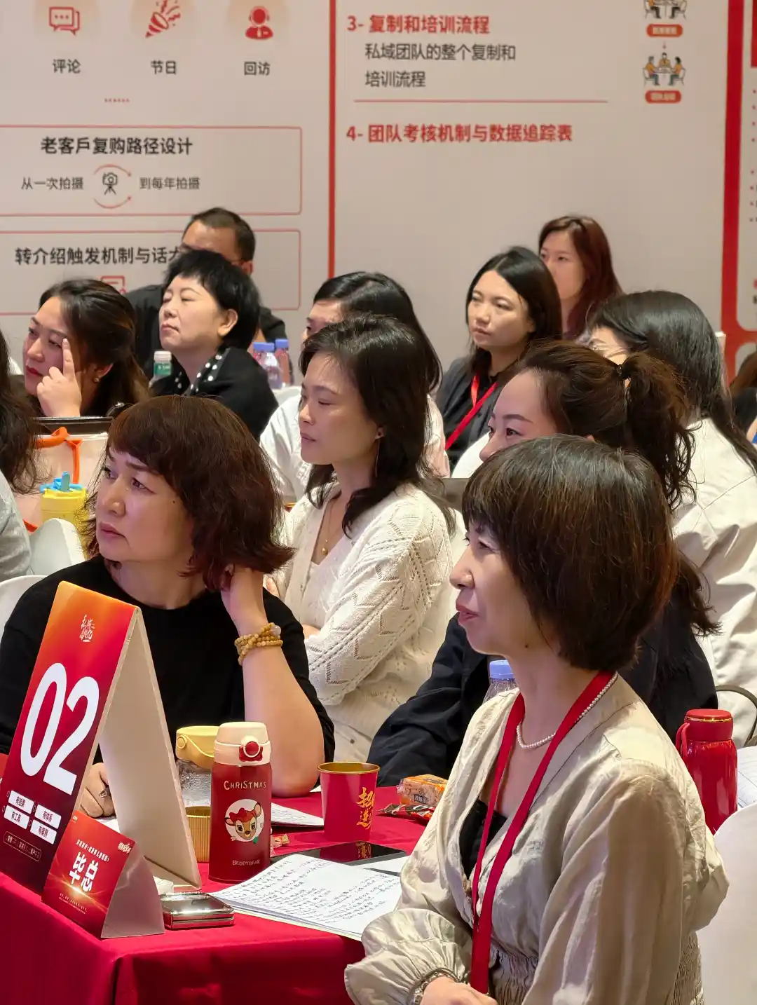 亲子照怎么卖才不尴尬?从「卖照片」到「卖陪伴」:① 家长买的是「陪伴的仪式感」不是相纸;② 场景化销售(生日/节日/毕业季);③ 用纪实风格替代僵硬摆拍;④ 套餐怎么设计出「情感价值」。