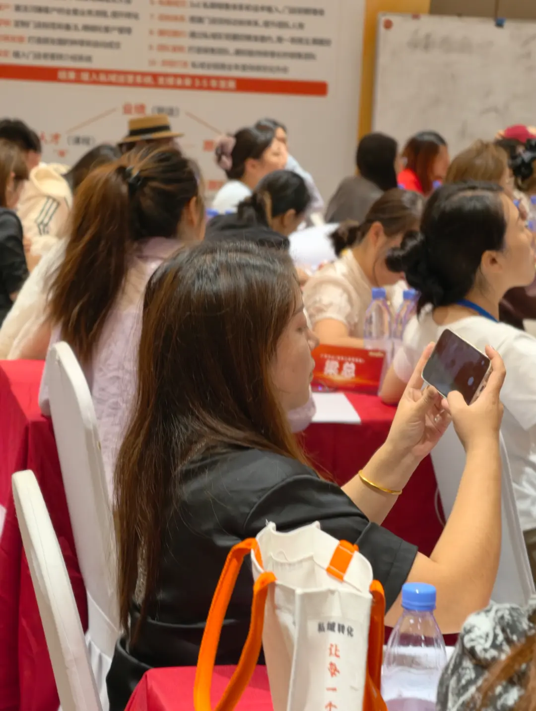 门店微信几千个沉睡客户怎么唤醒?30-90 天激活法:① 为什么是 30-90 天窗口期;② 激活公式(时机×内容×触达方式×次数);③ 不同分层客户的唤醒话术;④ 激活效果如何衡量。
