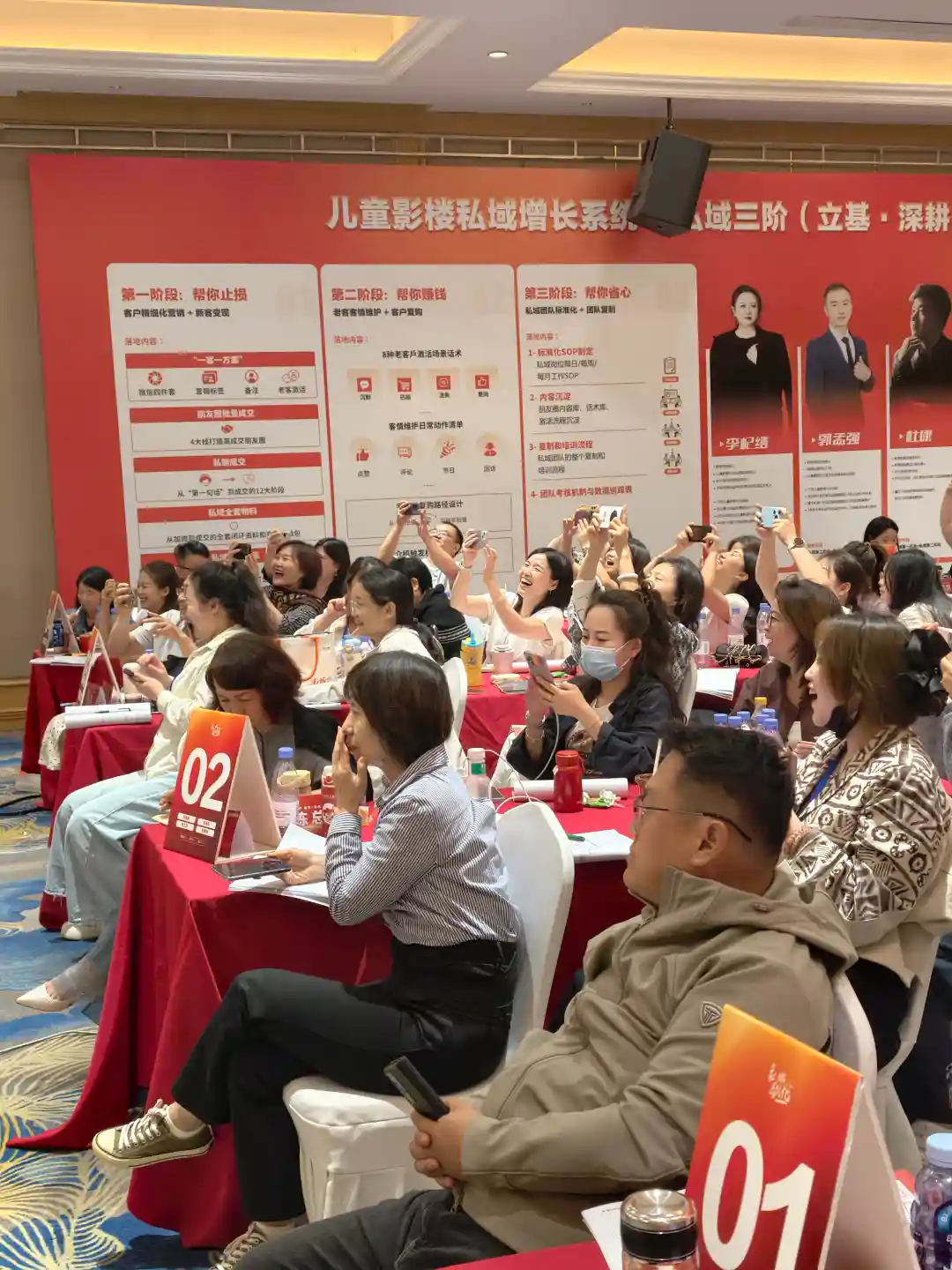 转介绍率上不去?儿童影楼 90% 的门店卡在这 3 步:① 先满意再开口(别在等成片时提推荐);② 用「闺蜜同行卡」降低心理负担;③ 给现成素材(九宫格+文案),让客户只需「转发」;④ 推荐后 24 小时内反馈。