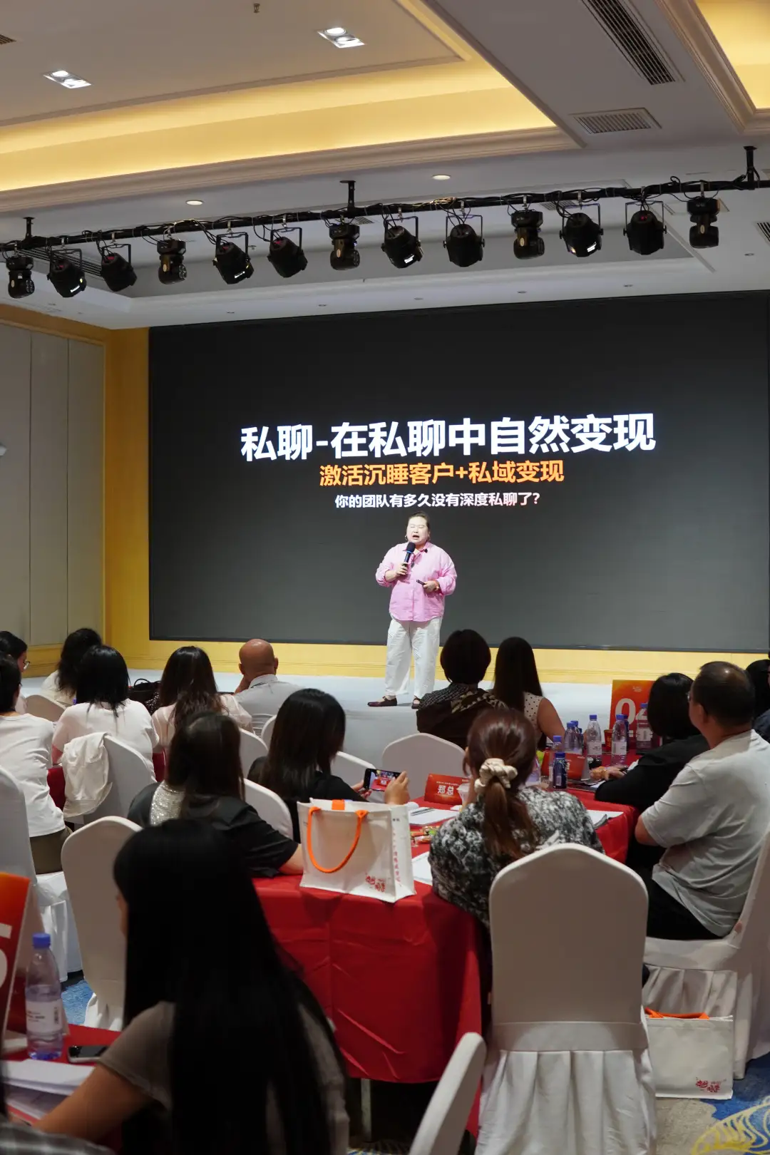转介绍率上不去?儿童影楼 90% 的门店卡在这 3 步:① 先满意再开口(别在等成片时提推荐);② 用「闺蜜同行卡」降低心理负担;③ 给现成素材(九宫格+文案),让客户只需「转发」;④ 推荐后 24 小时内反馈。