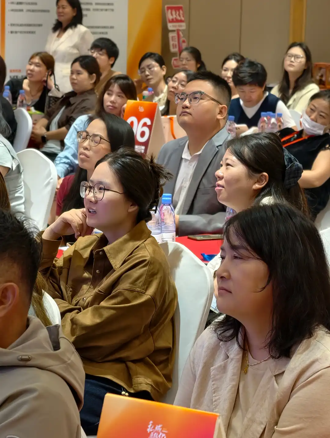影楼微信朋友圈该发什么?721 配比让宝妈不屏蔽你:① 70% 人设/20% 专业/10% 广告的配比;② 每天 5-8 条、卡在宝妈空闲时段(早 7-9、午 11:30-13、下午接娃、晚 8-9:30);③ 用「拍摄花絮+育儿心得」替代硬广;④ 附一周朋友圈内容示例。