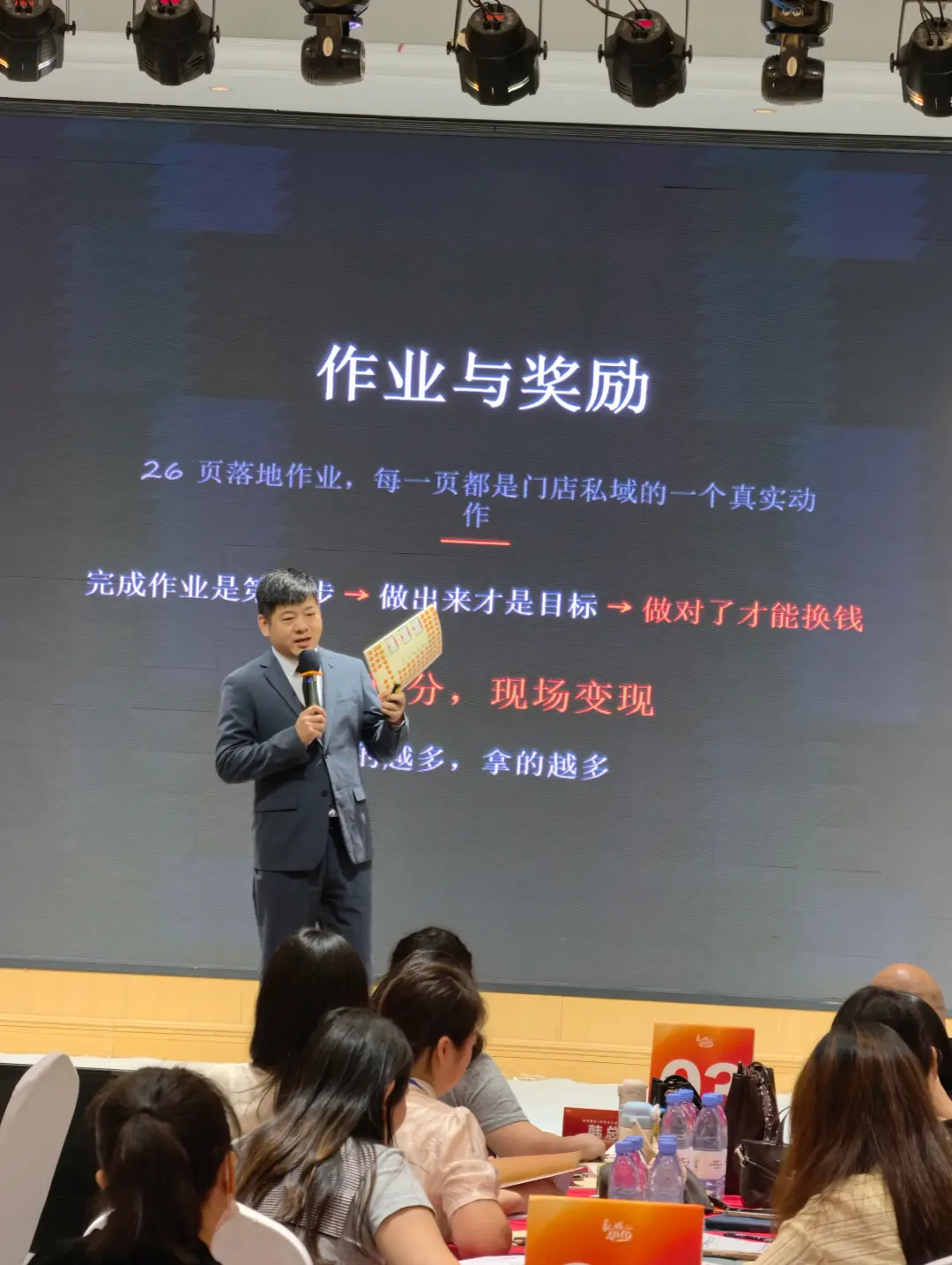 私域里到底发什么内容？我朋友圈全是客片，家长会不会烦？儿童影楼私域运营